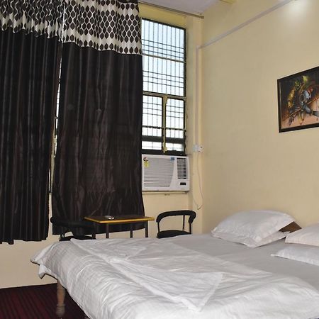 Hotel Om Rest House Waranasi Zewnętrze zdjęcie